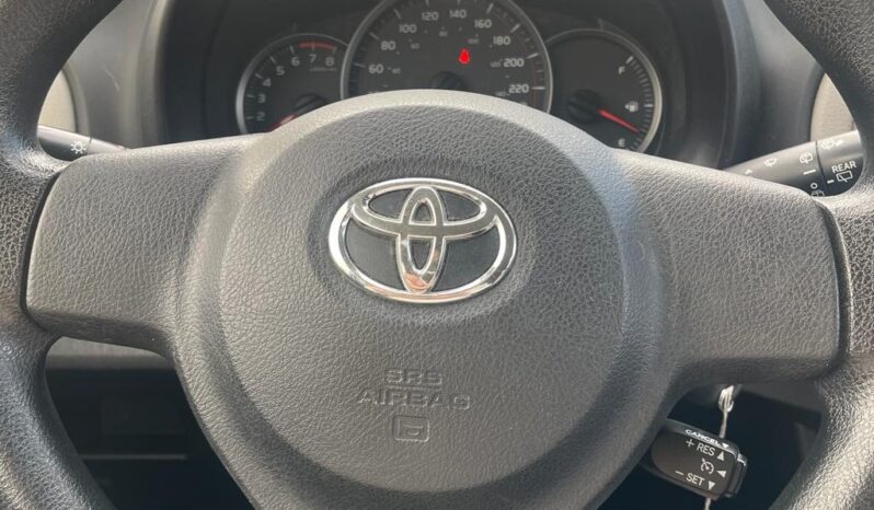2013 Toyota Yaris LE Hatchback full