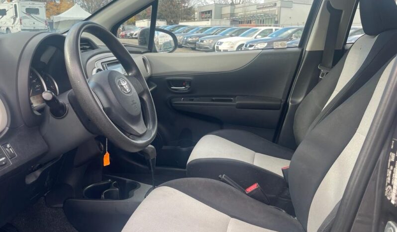 2013 Toyota Yaris LE Hatchback full