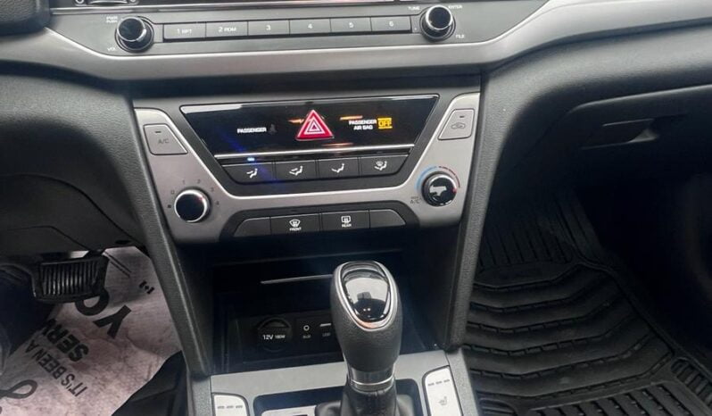 2017 Hyundai Elantra LE full